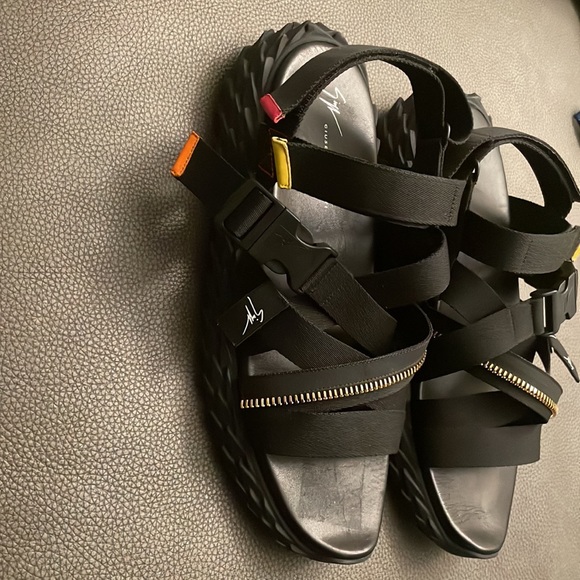 Guissepe Zanotti zipper sandal - Picture 3 of 3